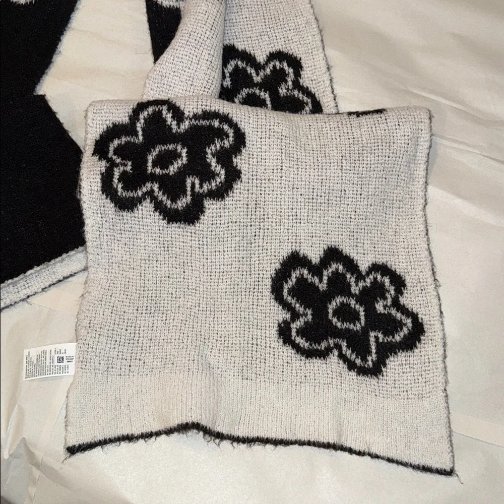 American Eagle Outfitters Floral Knit Scarf – One Size